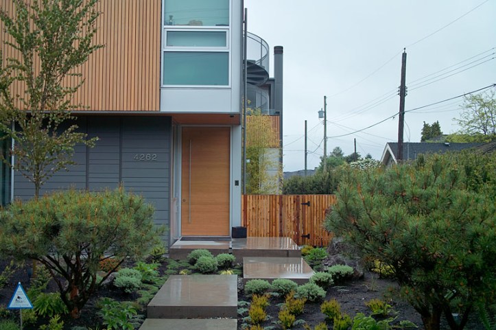 4262 carnarvon - front yard entry