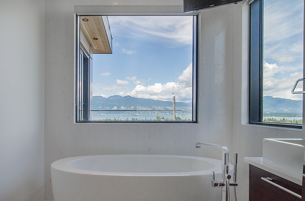3839 west 13th - ensuite tub