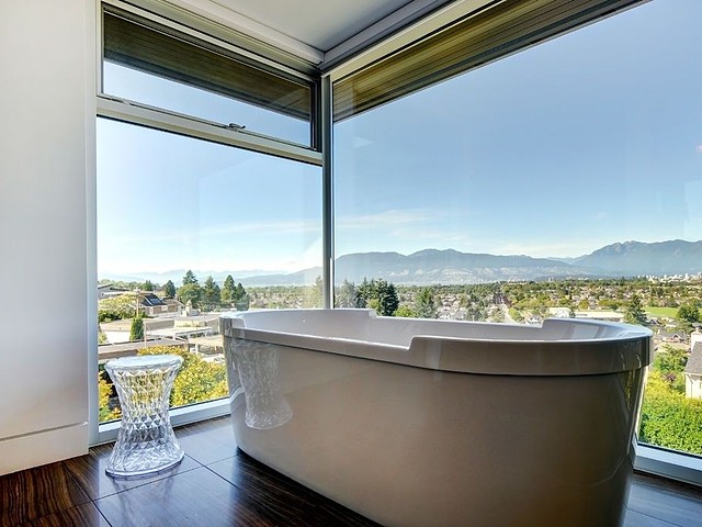 2705 west 30th - bathtub
